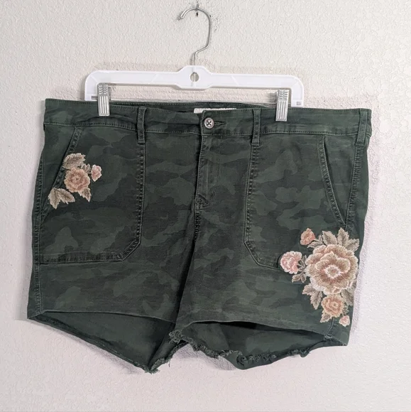 Torrid Green Camo Cutoff Shorts Floral Embroidery High Rise Raw Hem Casual 20 - Picture 2 of 13